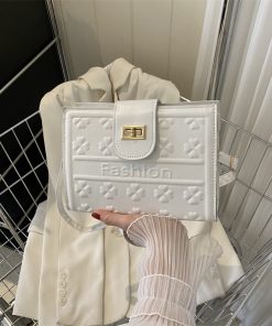 Women’s fashionable and versatile shoulder bag
