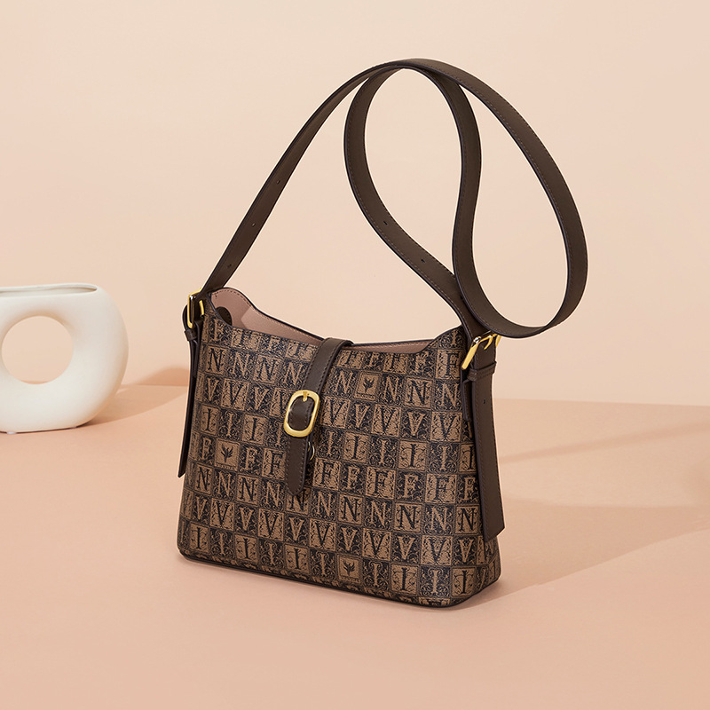 Women’s fashion outing bag