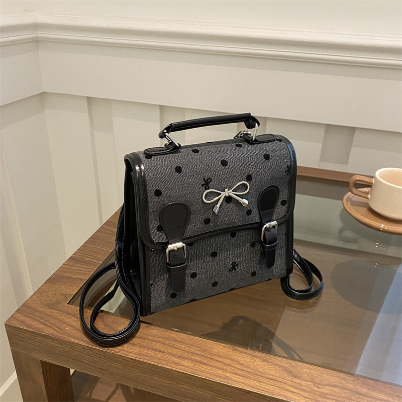Women’s fashion outing bag