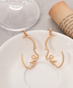 Classic pearl earrings