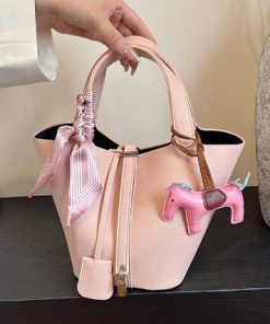 Women’s fashion outing bag